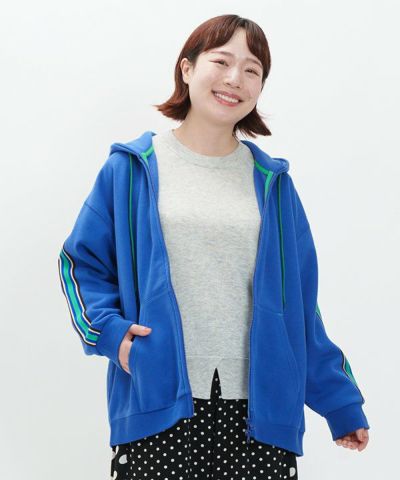 ライン強調のパーカー