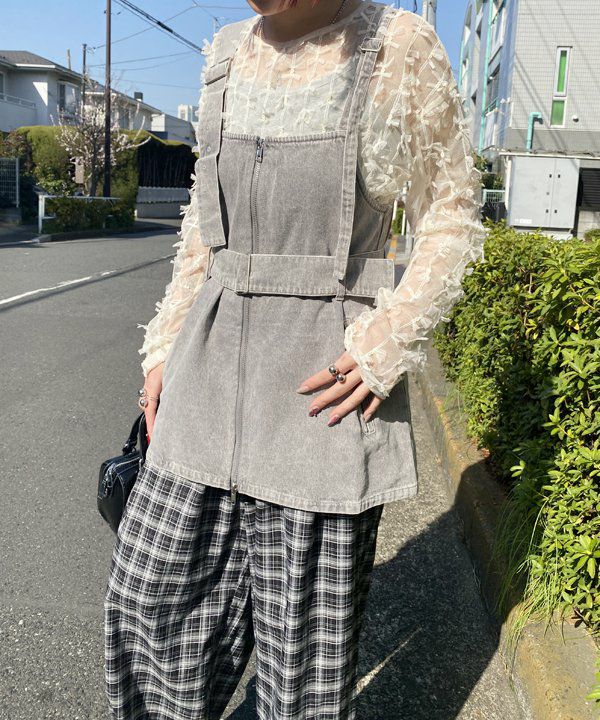グレー