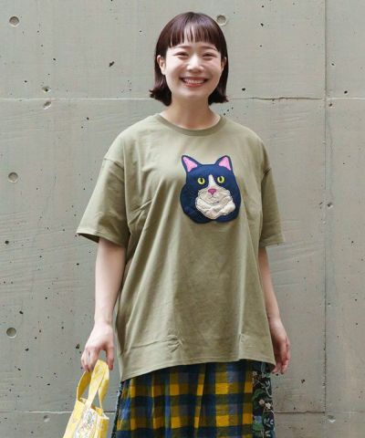 じっと見るネコT