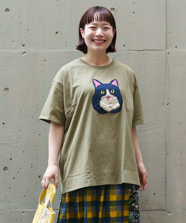 カーキ