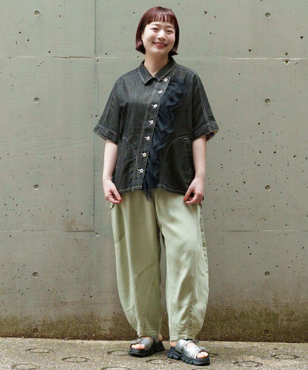 カーキ