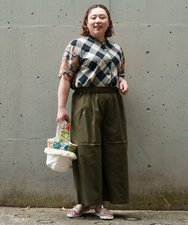 カーキ