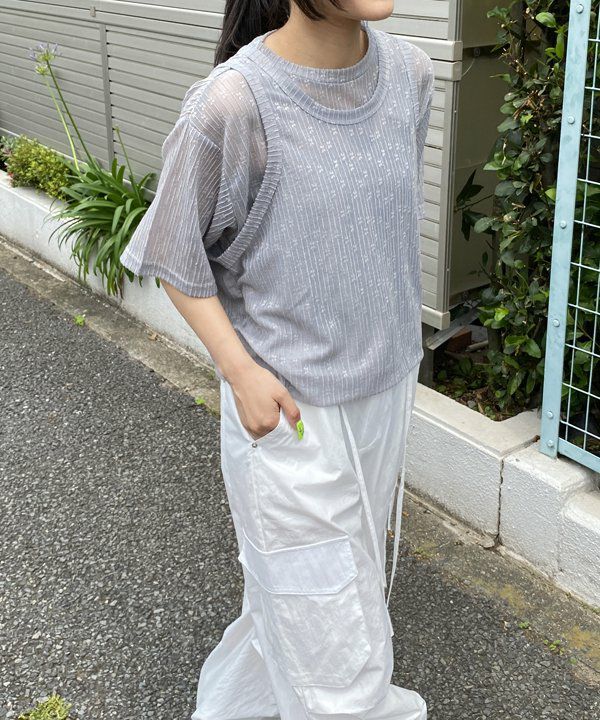 グレー