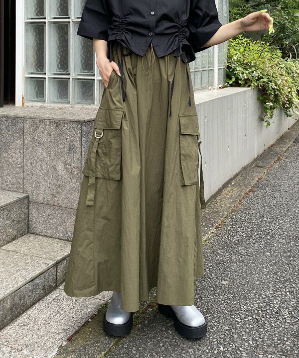 カーキ