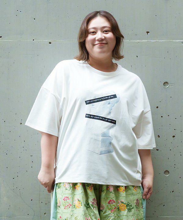 カーキ