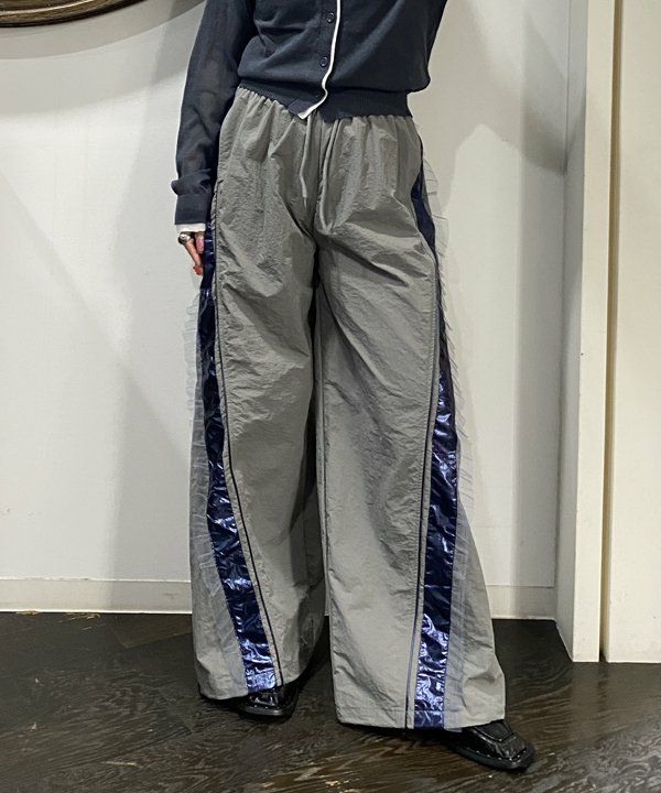 グレー