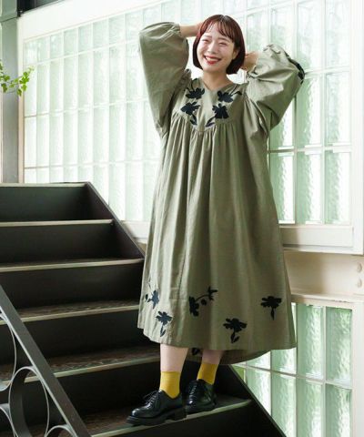 力強く咲く花々の刺繍ＯＰ